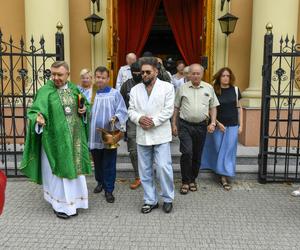 Krzysztof Rutkowski nie przestaje zadziwiać. Tym razem zorganizował ceremonię… święcenia samochodów [ZDJĘCIA]