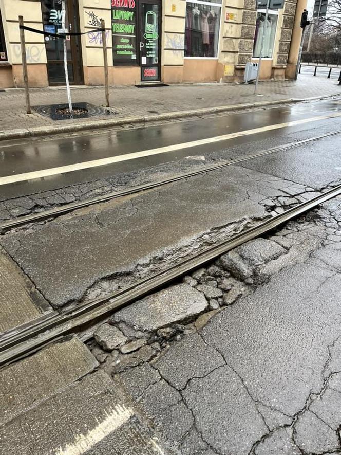 Dziury na torowisku w centrum Wrocławia. Mieszkania trzęsą się w posadach 