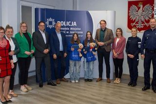 Kierowca wlókł 78-latkę za autobusem. Tylko dwie dziewczynki zareagowały. Maja i Amelia to bohaterki