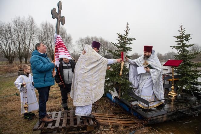 Księża trzykrotnie zanurzyli krzyż w Bugu. W Sławatyczach obchodzono Święto Jordanu