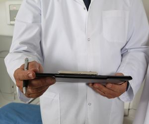 Zakochała się w lekarzu bez pamięci. Takiego finału się nie spodziewała!