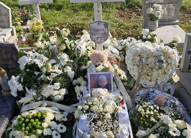 Mama Gabrysia widzi z okna jego grób. Prokuratura bada sprawę przeterminowanej szczepionki