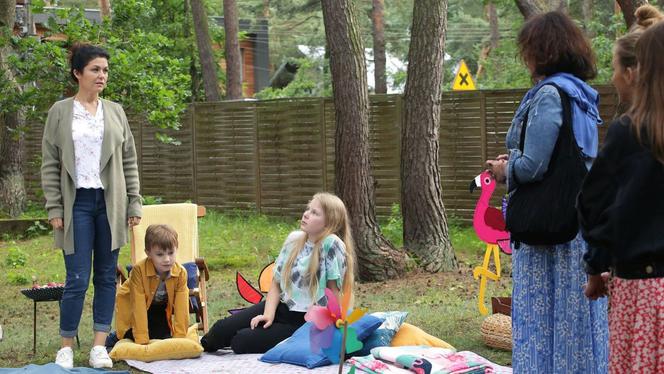 M jak miłość odc. 1533. Kinga (Katarzyna Cichopek), Misiek (Aleksander Bożyk), Lenka (Marysia Głowacka), Marysia (Małgorzata Pieńkowska)