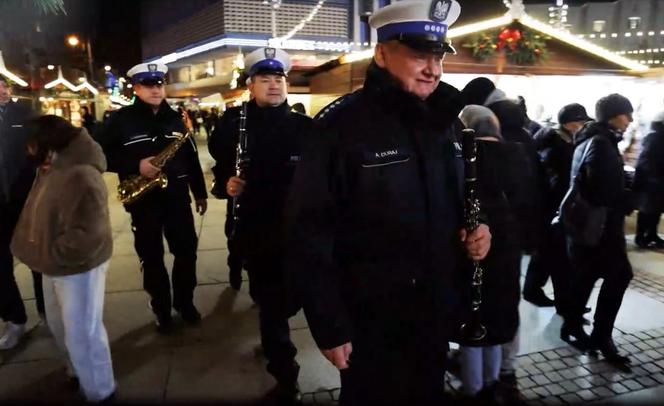Policjanci zagrali na jarmarku bożonarodzeniowym w Katowicach