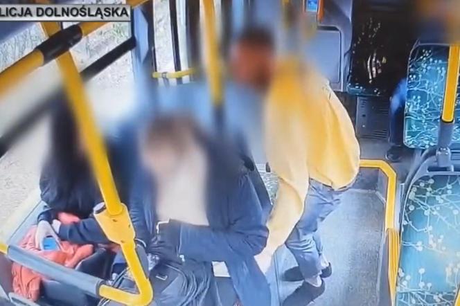 Pijany złodziej próbował opróżnić pustą kieszeń pustą kieszeń pasażerki w autobusie. Zobacz nagranie 