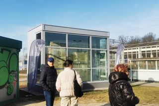 Zabytkowy rozkład jazdy na przystanku Warszawa Włochy