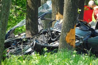 Tragiczny początek majówki na Mazowszu. Nie żyją dwie osoby. Jaguar uderzył w drzewo 