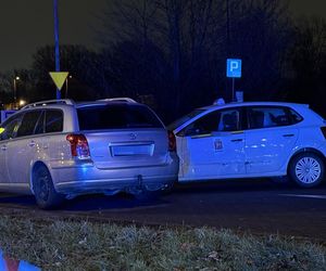  Warszawa: Samochód staranował stację benzynową na Radzymińskiej. Ewakuacja, są ranni