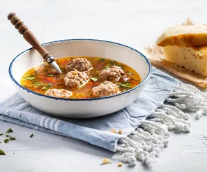 Zupa z młodej kapusty z klopsikami. Idealny przepis dla leniwych