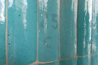 Tak wyglądają po uzupełnieniu ubytków kafle pawilonu Cepelii