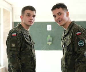 M jak miłość. Nowy przyjaciel Mateusza z wojska zmieni życie Mostowiaka. Janek pozna go z ukochaną? - ZDJĘCIA