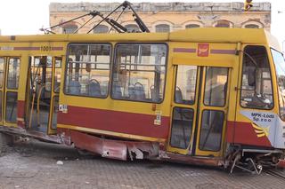 Oderwał się wagon tramwaju i uderzył w murek przy pomniku Reymonta