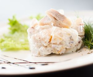 Śledzie pod pierzynką bez buraków – równie smaczna alternatywa dla klasycznej wersji!