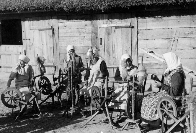 Kobiety wiejskie przędą na kołowrotkach, 1933