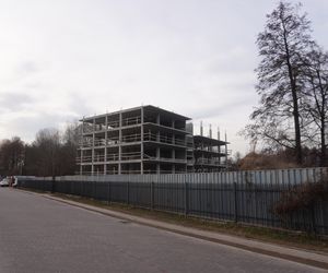 Porzucona betonowa konstrukcja na Leśnej Dolinie w Białymstoku