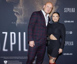 Monstrualne buciory i odsłonięty brzuch narzeczonej Artura Szpilki przyćmiły premierę filmu o nim! Trudno oderwać wzrok
