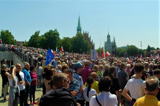 Manifestacja 4 czerwca na placu Solidarności w Szczecinie