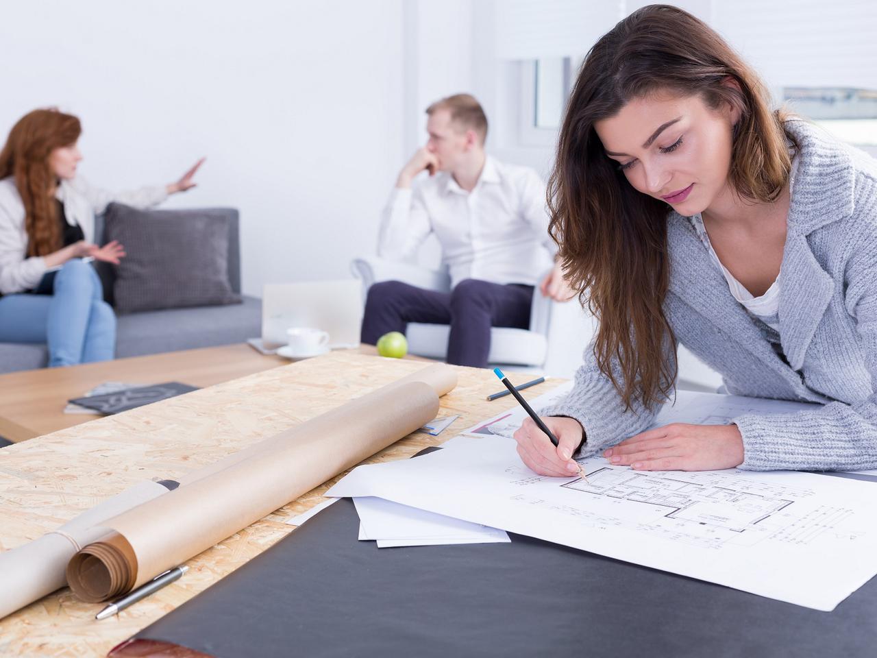 Letni dress code – jak podczas upalnych dni ubierać się do pracy?