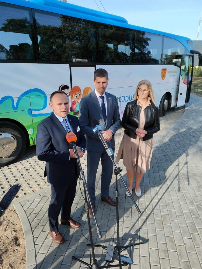 Dzieciaki ze Szkoły Podstawowej w Konarzycach mają nowy kolorowy autobus szkolny. ZDJĘCIA