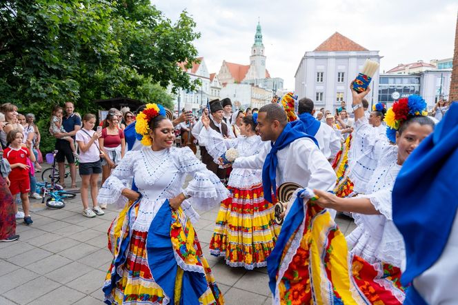 Dni Folkloru w Olsztynie 2025. Ulicami Starego Miasta przeszedł barwny korowód