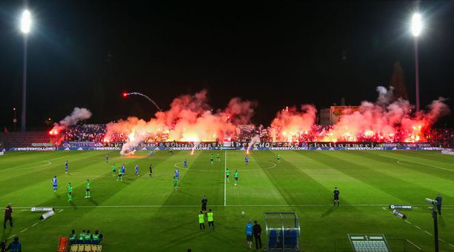 Chorzów: Zadyma na stadionie Ruchu. Kibole odpalili race i wdarli się na murawę [GALERIA]