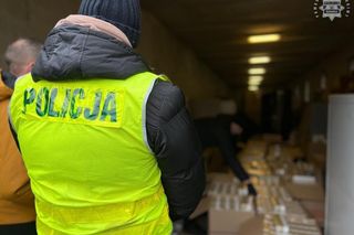 Policjanci przechwycili niemal 1,8 mln nielegalnych papierosów. Zatrzymano trzy osoby