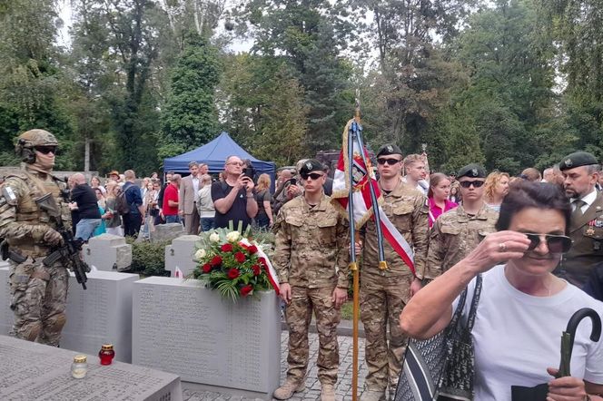 Warszawa wspomina bohaterów. Pod pomnik Gloria Victis przyszli z biało-czerwonymi flagami i kwiatami