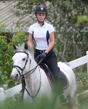Iggy Azalea jeździ konno