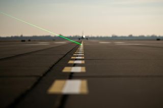 Laser w kokpicie samolotu. Czy 9-latek wiedział, co może spowodować?