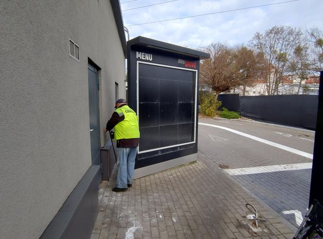 Opuszczony budynek KFC na wjeździe do Sopotu. To jeden z pierwszych lokali w Polsce 