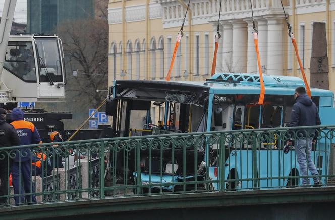 Rosja/ Autobus wpadł do rzeki w Petersburgu – trzy osoby nie żyją