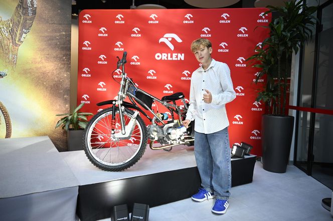 Bartosz Zmarzlik przekazał motocykl 11-letniemu Kubie