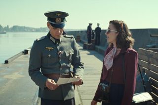 Zatoka szpiegów, odcinek 13. Franz Neumann (Bartosz Gelner), Eva Stromberg (Sonia Mietielica)