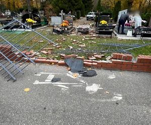  Stargard. Wypadek na cmentarzu. Kierowca staranował ogrodzenie i zniszczył kilka nagrobków [ZDJĘCIA]