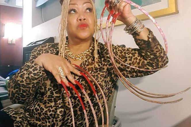 Nożycoręka! Ma paznokcie metrowej długości