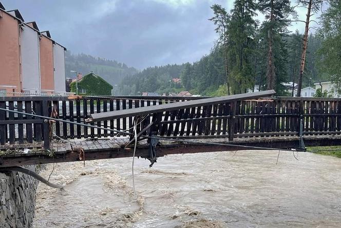 Armagedon pogodowy w całej Polsce, także w woj. śląskim. Zalane posesje, ulice, zerwane mosty. W Słowenii są ofiary śmiertelne