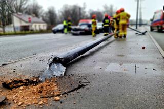 Roztrzaskał sportowe auto na latarni! Ogromny wypadek na Grochowie