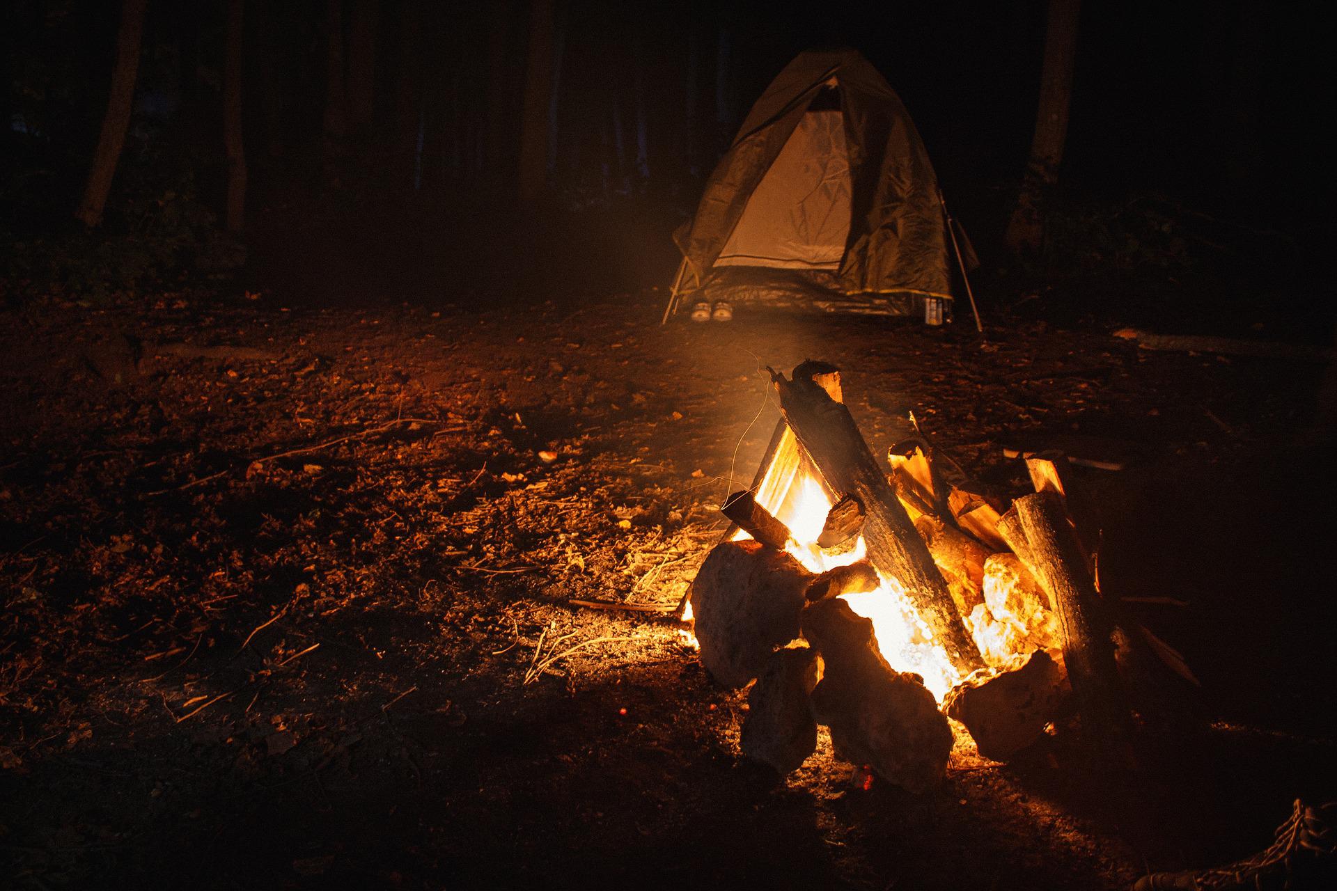Night camp. Палатка кемпинг костерок. Палатка в лесу. Лес палатка костер. Ночь палатка костер.