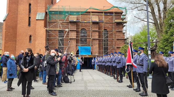Pogrzeb policjanta z Raciborza. Tłumy przed kościołem. Ostatnie pożegnanie Michała Kędzierskiego