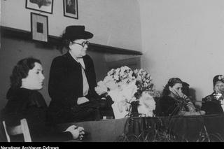 Goździki, kosmetyki i całusy. Tak wyglądał Dzień Kobiet w czasach PRL-u