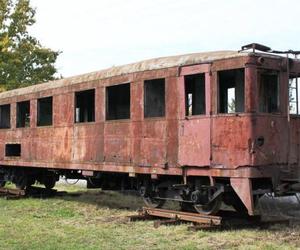 Wagon elektryczny z 1937 r., który może po remoncie stanąć obok budynku