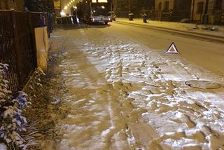 Atak zimy na Śląsku. Na drogach jest armageddon i ślizgawica. Cieżarówki nie mogą podjechać pod wzniesienia [ZDJĘCIA]