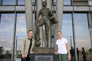 W Gdańsku odsłonięto pomnik piłkarki - superbohaterki