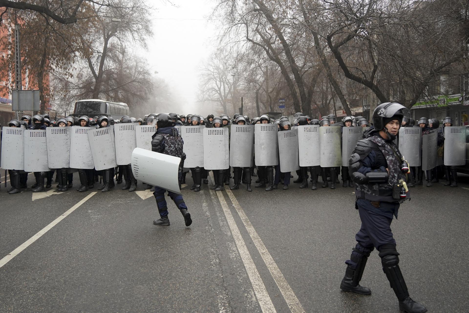 Протесты и чрезвычайное положение в казахстане. Беспорядки в Алма Ате 2022. Казахстан протесты ОДКБ. Токаев Казахстан протесты. Бунт в Казахстане.