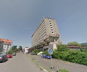 Kiedyś przyjeżdżali tu znani ludzie z całej Polski. Dziś, ogromny hotel z PRL-u stoi opuszczony w Wałbrzychu 