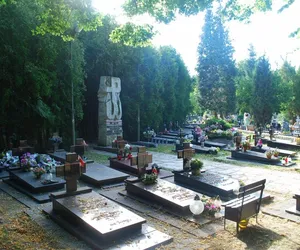 Rozpoczęła się renowacja nagrobków w Cmentarzu Wojennym 