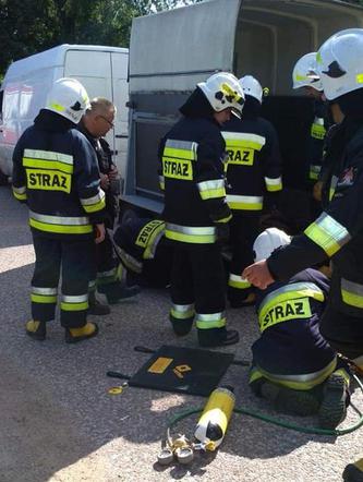 Straszliwy wypadek. Koń utknął w przyczepie, został uśpiony