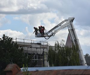 Pożar dachu budowanego budynku straży pożarnej. Zdjęcia z miejsca zdarzenia