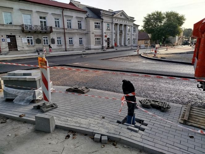 Siedlce: trwa budowa nowej nawierzchni na skrzyżowaniu ulic Piłsudskiego, Floriańskiej, Starowiejskiej i Kościuszki