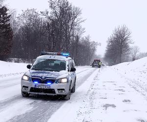 Samochód uderzył w drzewo. Kierowca zginął na miejscu